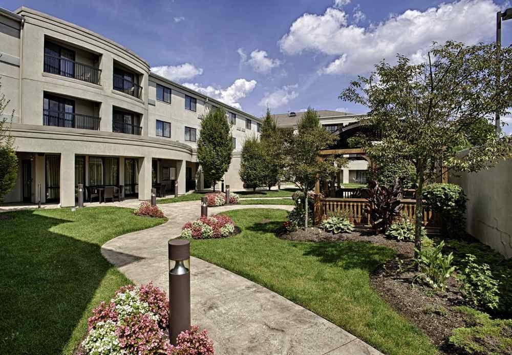 Courtyard Wall At Monmouth Shores Corporate Park Exterior foto