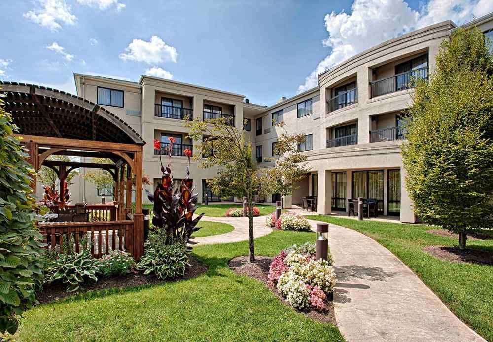 Courtyard Wall At Monmouth Shores Corporate Park Exterior foto