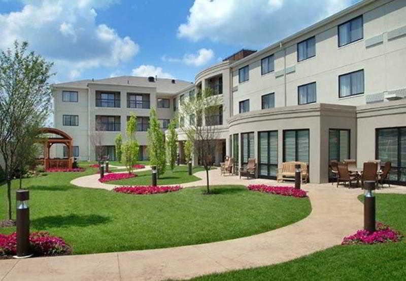 Courtyard Wall At Monmouth Shores Corporate Park Exterior foto